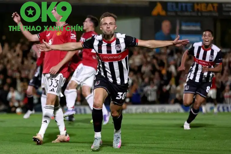 Charles Vernam của Grimsby Town ăn mừng khi ghi bàn thắng đầu tiên vào lưới Manchester United (Ảnh: Getty) Charles Vernam của Grimsby Town ăn mừng khi ghi bàn thắng đầu tiên vào lưới Manchester United (Ảnh: Getty)