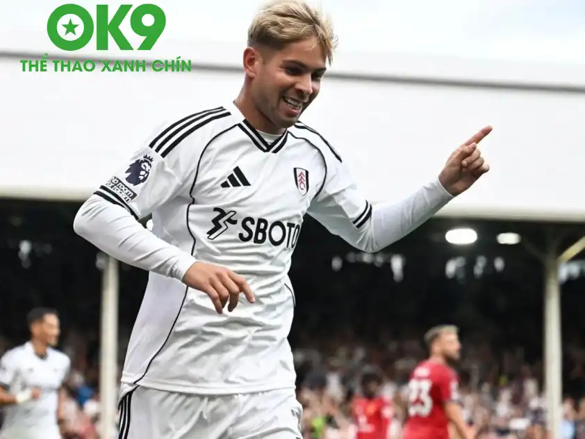 Smith Rowe vừa ghi bàn thắng quan trọng giúp Fulham giành 1 điểm ở trận đấu với MU (Ảnh: The Guardian) Smith Rowe vừa ghi bàn thắng quan trọng giúp Fulham giành 1 điểm ở trận đấu với MU (Ảnh: The Guardian)